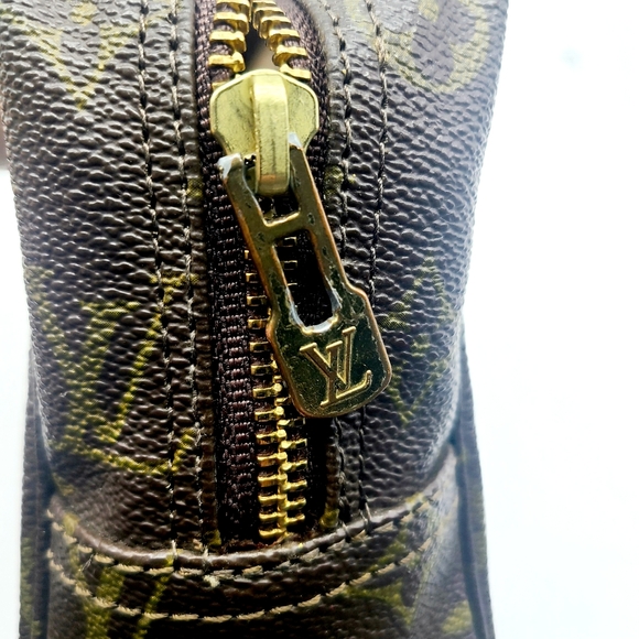 Louis Vuitton Cosmetic Bag - Picture 5 of 10